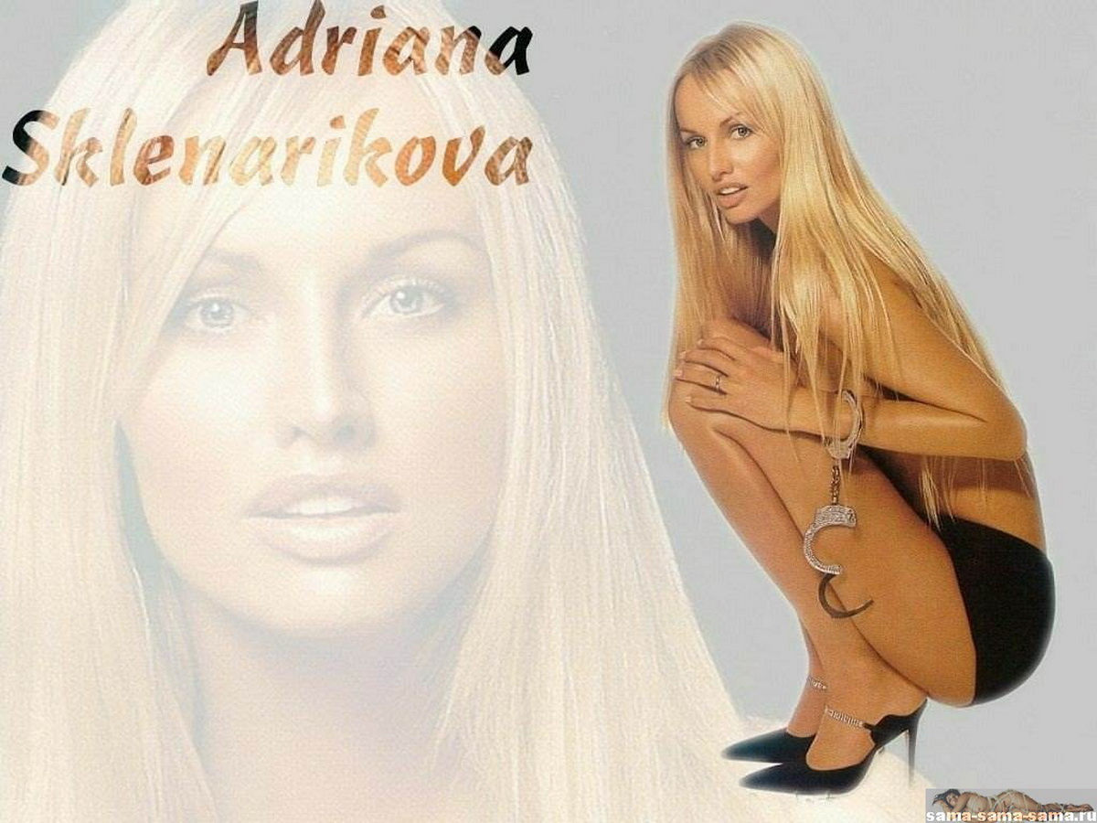 Адриана Склерикова топлесс сидит на корточках. обои для рабочего стола Модели   67 
