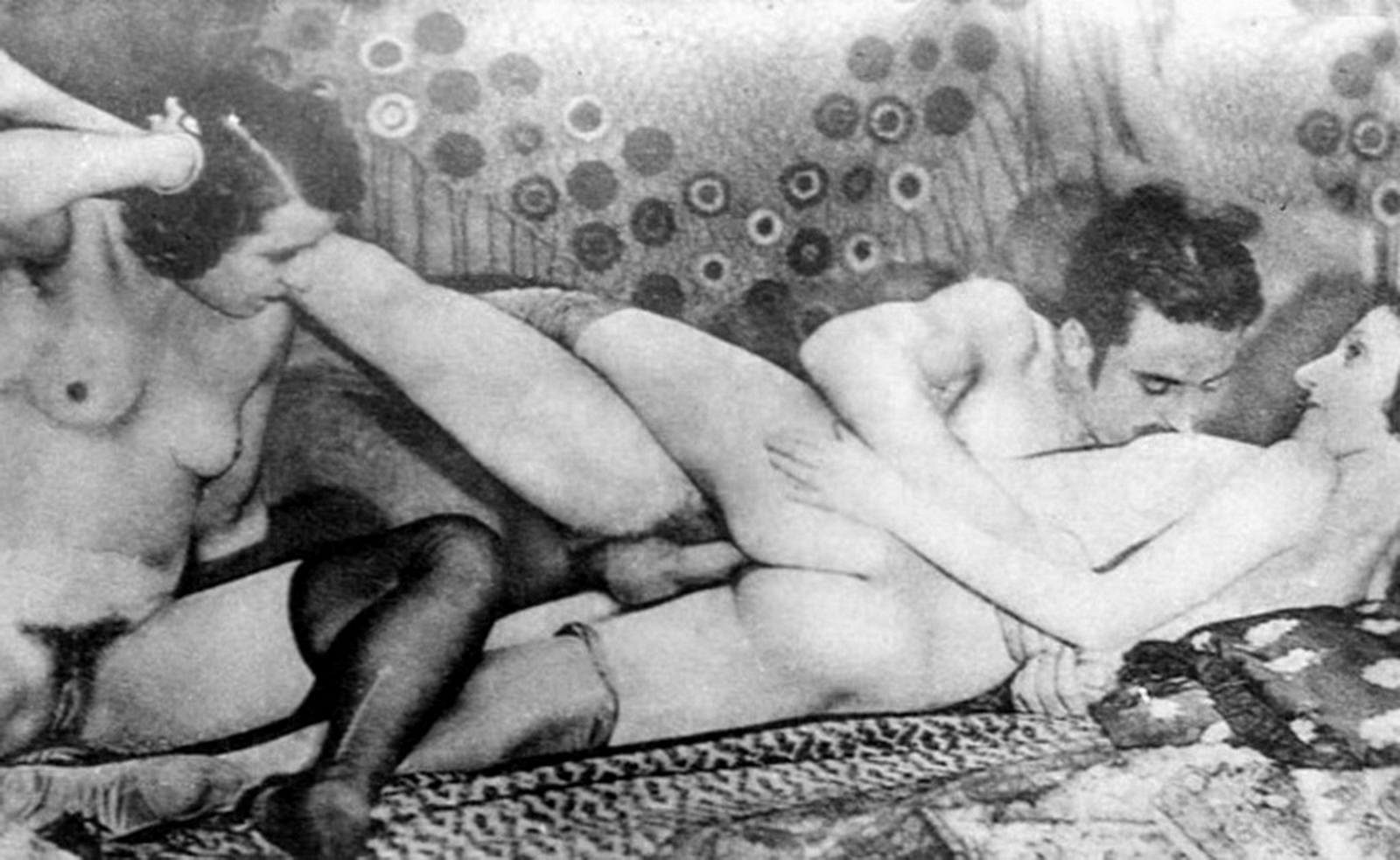 Эротические ретро обои для рабочего стола. мужчина с усами трахает двух подружек