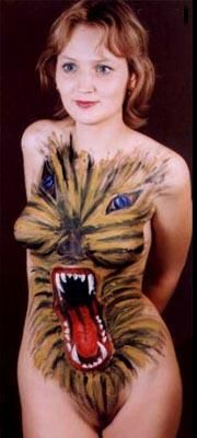 Оскаленная пасть на груди и животе женщины, body art