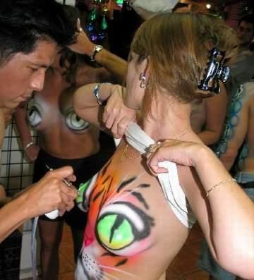 кошачьи глаза на сиськах, body art