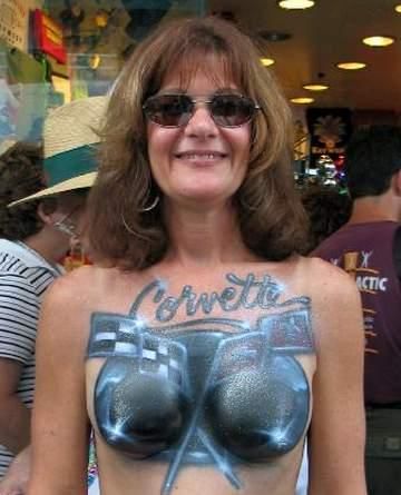 Эмблема корветта на груди. фото бодиарта, body art