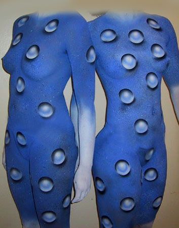 капли воды на двух девушках.   фото бодиарта, body art