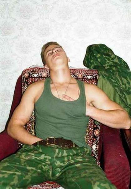 солдатик онанирует не снимая брюк
