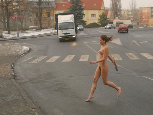 Фото  голой  девушки на проезжей части. картинка ню, акт, прикол