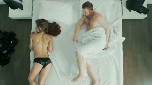 молодая жена почему-то регулярно падает с супружеской кровати, gif-картинка, гиф с девушками