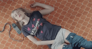пес наблюдает за мастурбирующей хозяйкой, gif-картинка, гиф с девушками