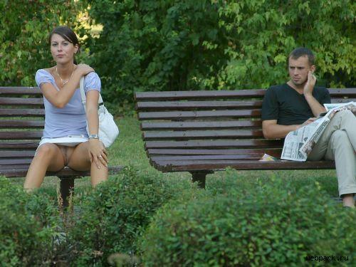 а зачем трусы пачкать. женщина сидит на скамейке без трусов. прикольное красивое женское тело