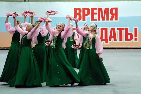 не надо! ансамбль песни и плски на фоне плаката - время дать!