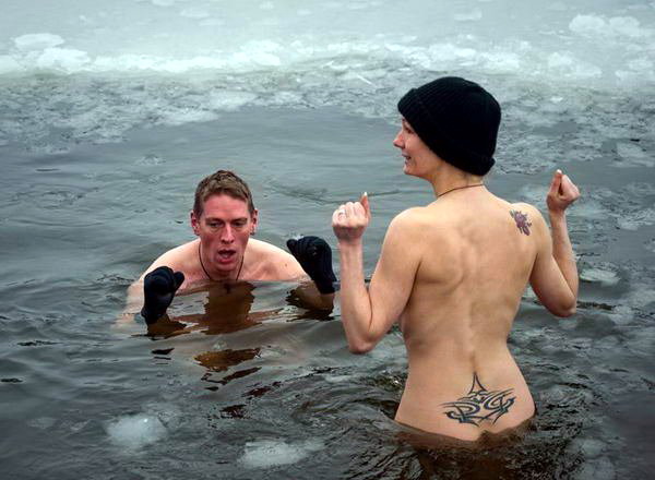 а то уши мерзнут. девушка голышом купается в проруби натянув зимнюю шапочку по самые ушки.  веселая картинка для взрослых