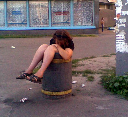 а снится-то, снится... женщине уснвшей сидя в урне, снится что-то очень хорошее. веселая картинка для взрослых
