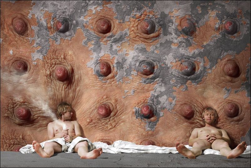 соски сисек и онанирующий юноша. эротический сюрреализм