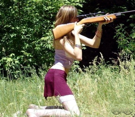 стрельба с рук. девушка приникла глазом к оптическому прицелу не уперев винтовку в плечо - хорошо если отделается фингалом. фотоприкол