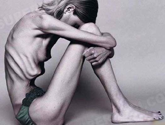 диета. абсолютно худая девушка с торчащими костями. смешной фотоприкол 