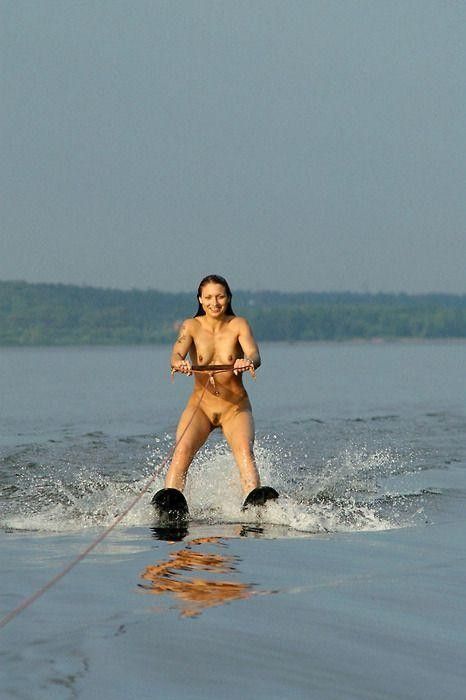 голышом на водных лыжах.   фото прикол