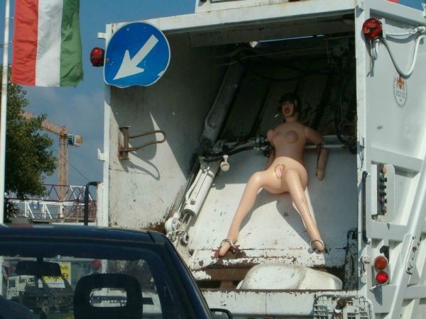 такую прелесть выбросили.... прикольная картинка 18+
