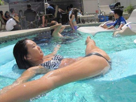 шпагат в воде. прикольная картинка 18+