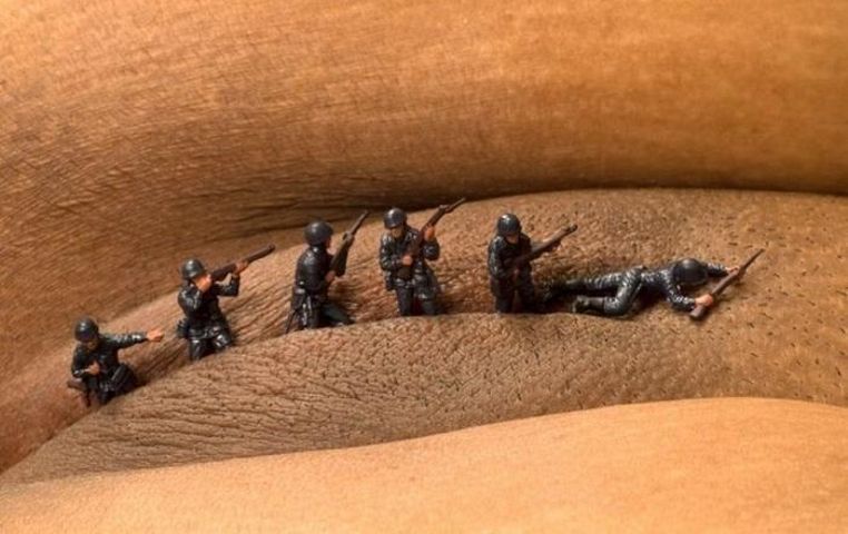 игра в солдатики. прикольное фото девушки