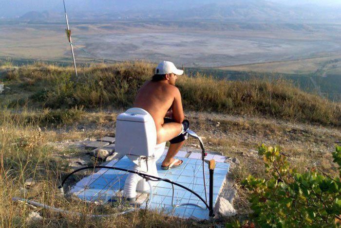 санузел с фотообоями. прикольное фото девушки