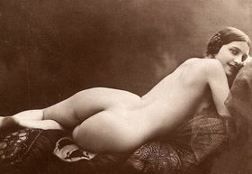 большой зад худощавой девушки на старинной фотографии женщина фото  2607