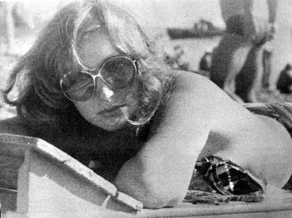 молодая Алла Пугачева голая на пляже