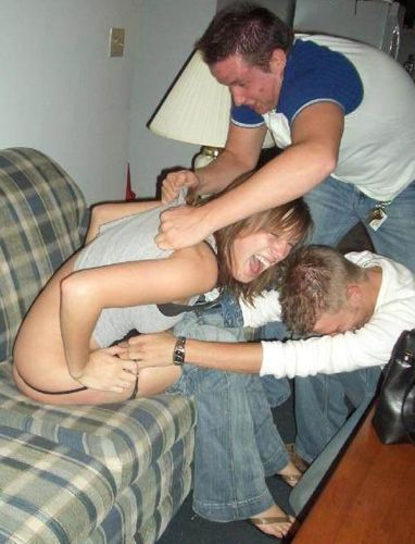 Drunk porn  - мужики раздевают пьяную женщину хохочущую при этом
