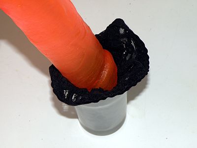 Наполняете стаканчик теплой водой и начинаете мастурбировать
